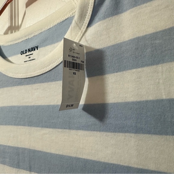 old navy wear everywhere tee - Picture 3 of 3